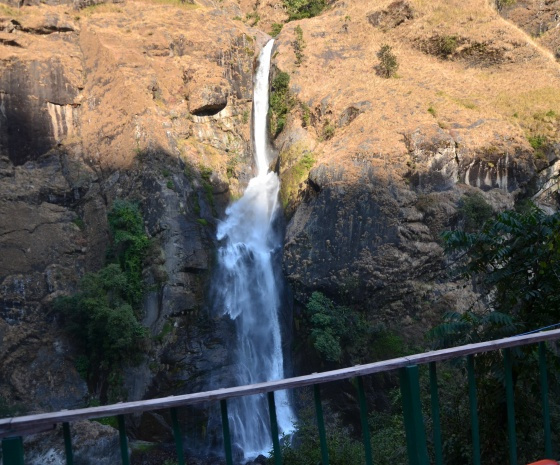Trek from Pakhrikot to Thumsikot and drive to Kathmandu : walk 3-5km/1-2 hours & drive 170km/6-7hours (B, L)