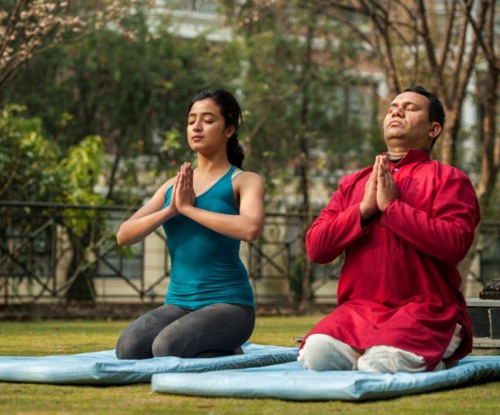 Traditional yoga & meditation introduction session: Shirodhara treatment and singing bowl relaxation session for chakra awakening (B)